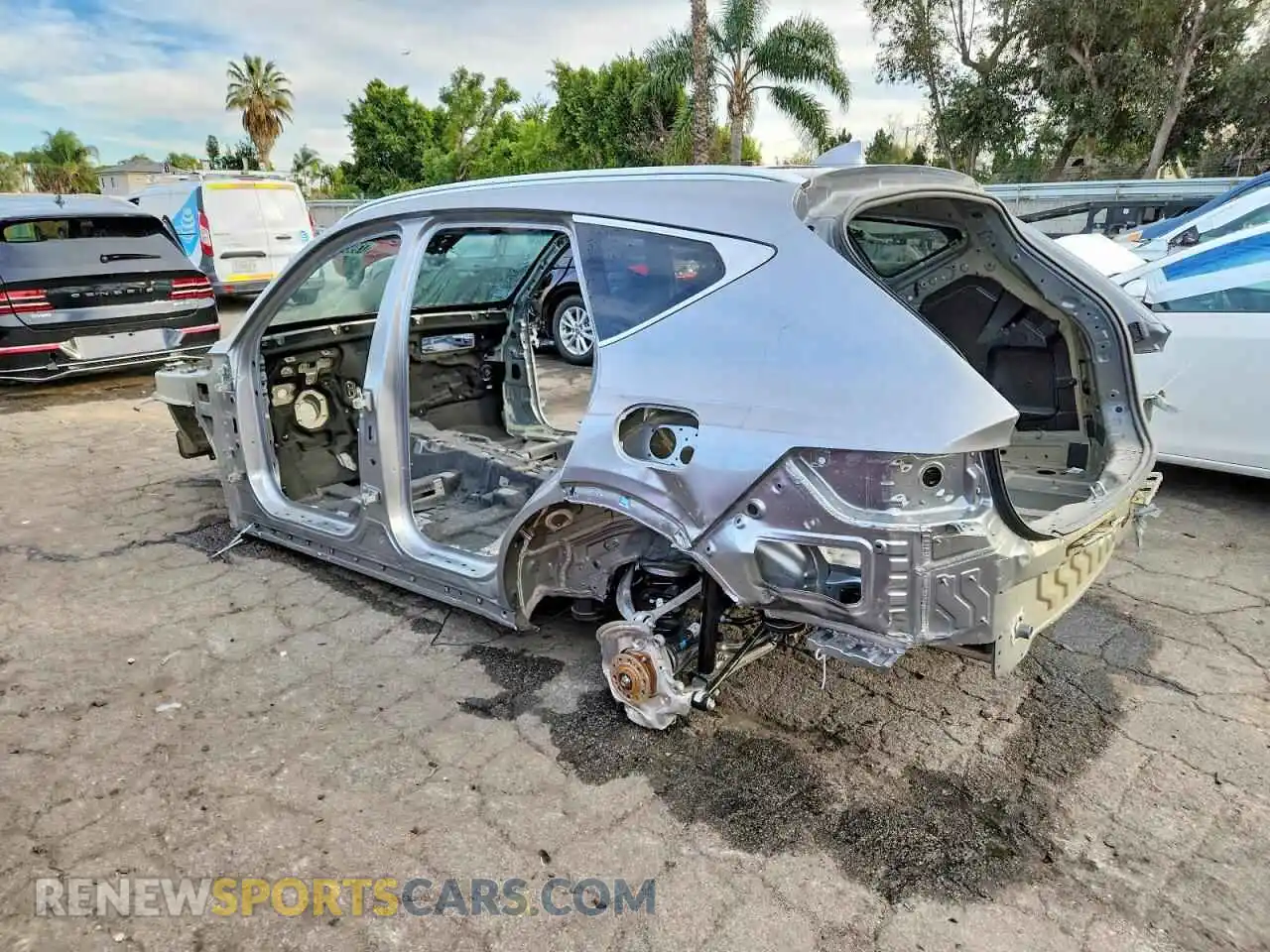 2 fotografías del automóvil dañado KMUHEESC1SU264118 GENESIS GV80 2025