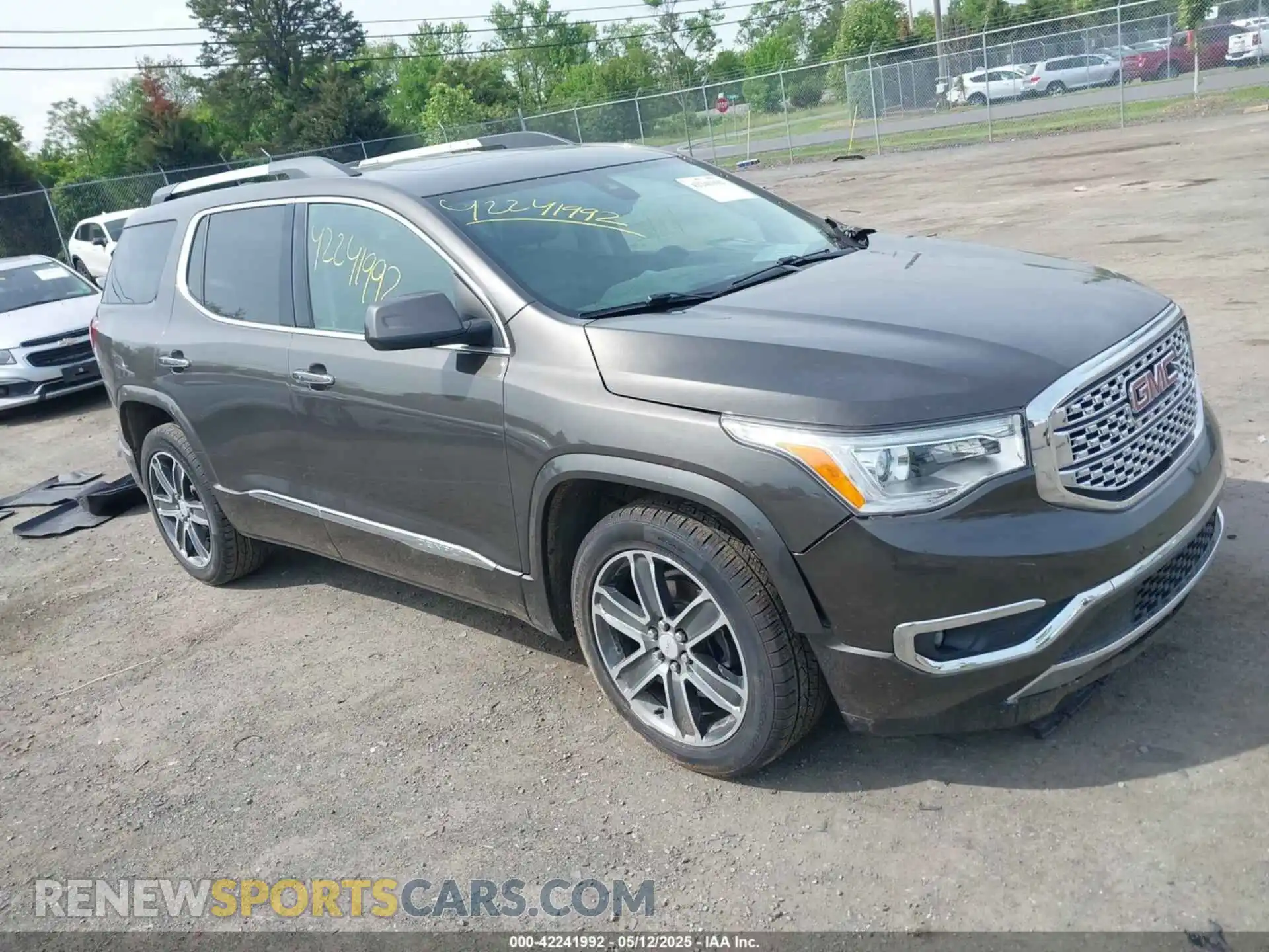 1 Photograph of a damaged car 1GKKNXLS3KZ140465 GMC ACADIA 2019