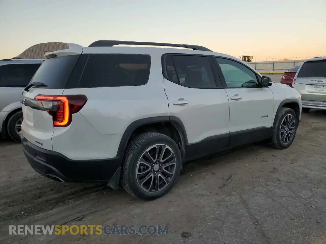 3 Photograph of a damaged car 1GKKNLLS4LZ196893 GMC ACADIA 2020