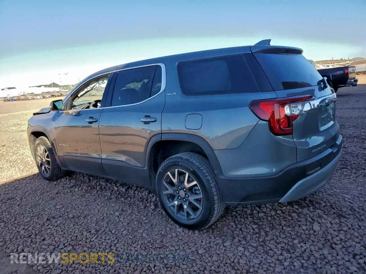 2 Photograph of a damaged car 1GKKNKLA5MZ176672 GMC ACADIA 2021