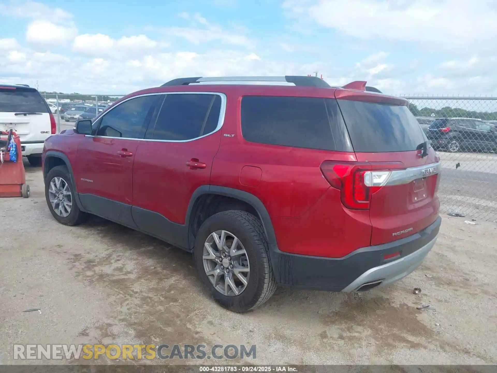 3 Photograph of a damaged car 1GKKNML40MZ178500 GMC ACADIA 2021