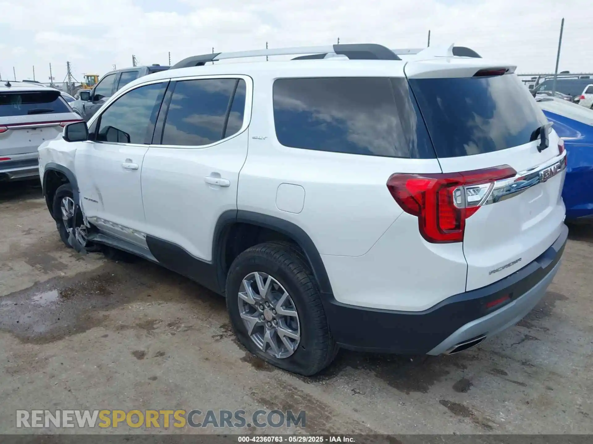 3 Photograph of a damaged car 1GKKNUL42MZ190678 GMC ACADIA 2021