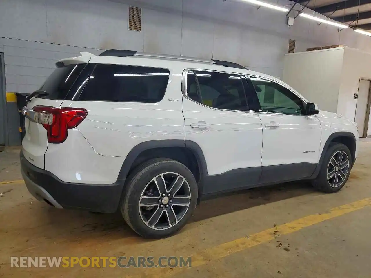 3 Photograph of a damaged car 1GKKNUL48MZ130856 GMC ACADIA 2021
