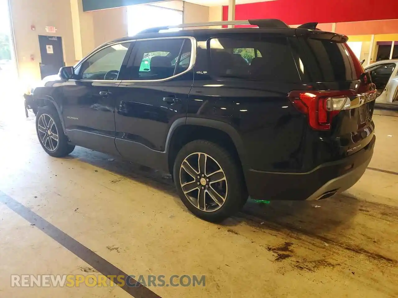 2 Photograph of a damaged car 1GKKNULS0MZ136827 GMC ACADIA 2021