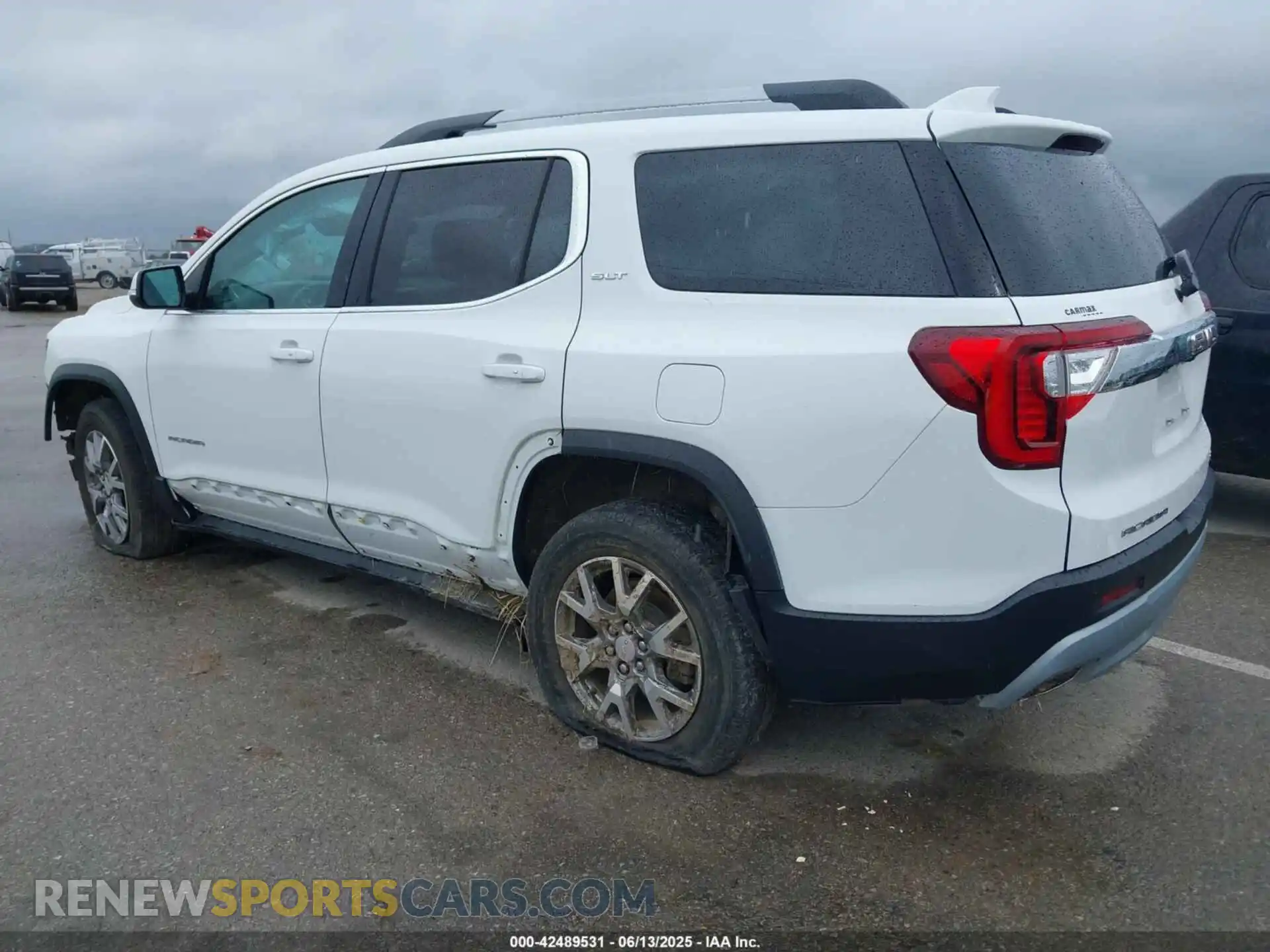 3 Photograph of a damaged car 1GKKNULS0MZ209534 GMC ACADIA 2021