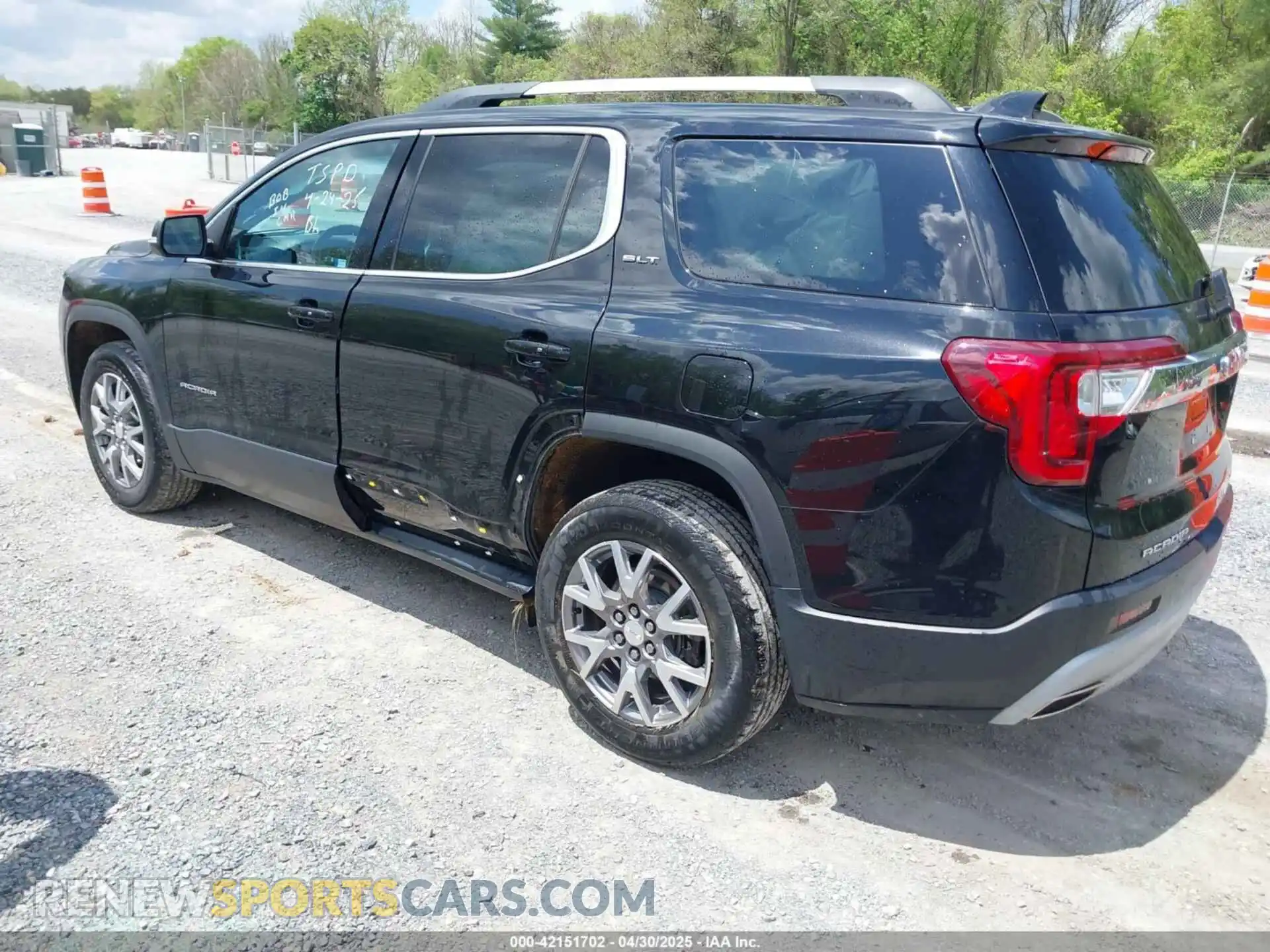 3 Photograph of a damaged car 1GKKNULS5MZ176255 GMC ACADIA 2021