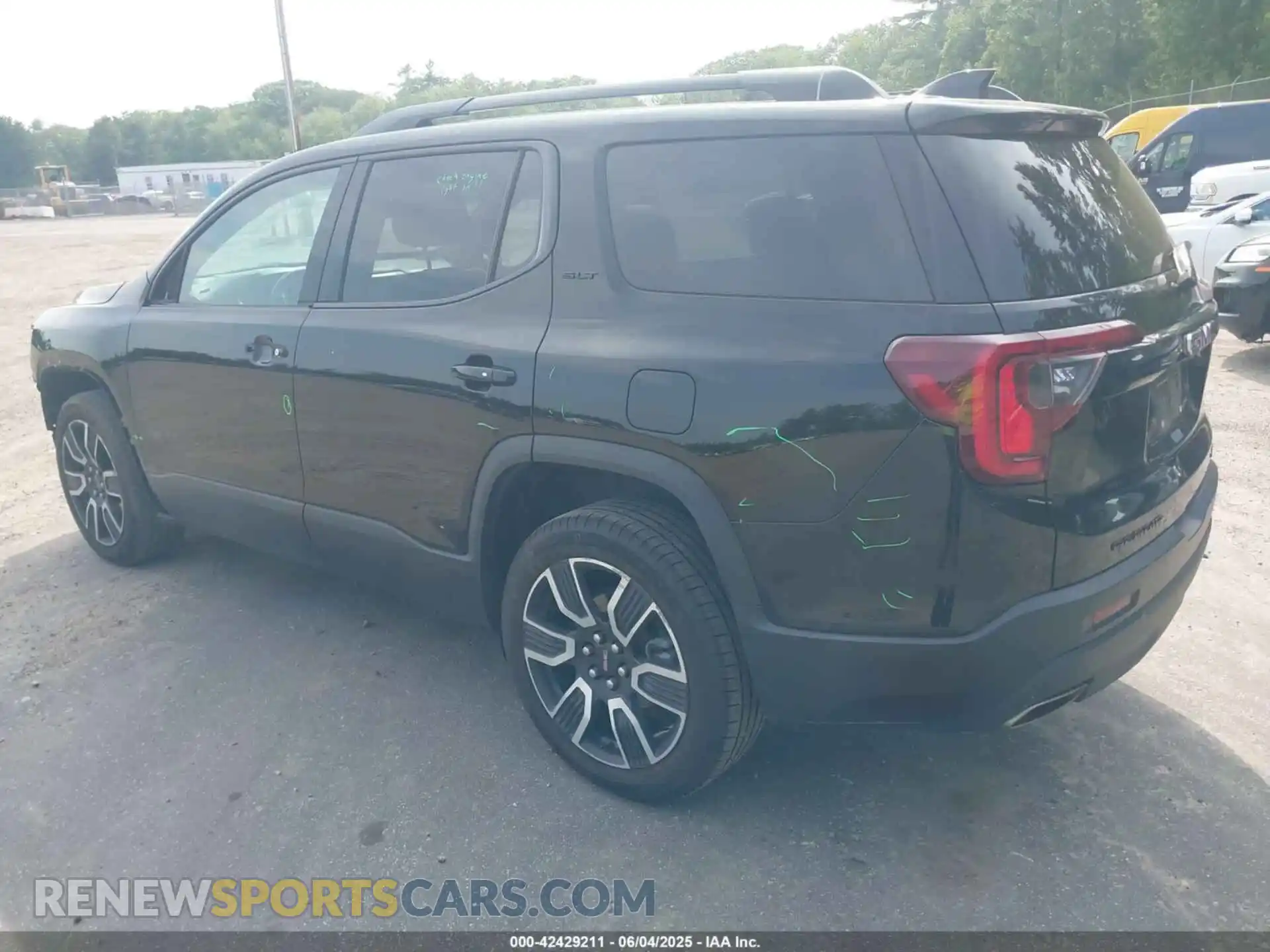 3 Photograph of a damaged car 1GKKNULS8MZ107043 GMC ACADIA 2021