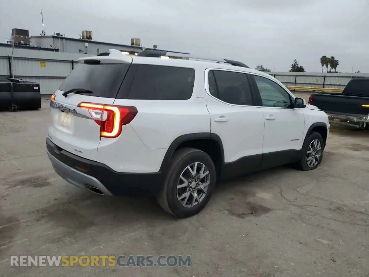 3 Photograph of a damaged car 1GKKNULS9MZ219995 GMC ACADIA 2021