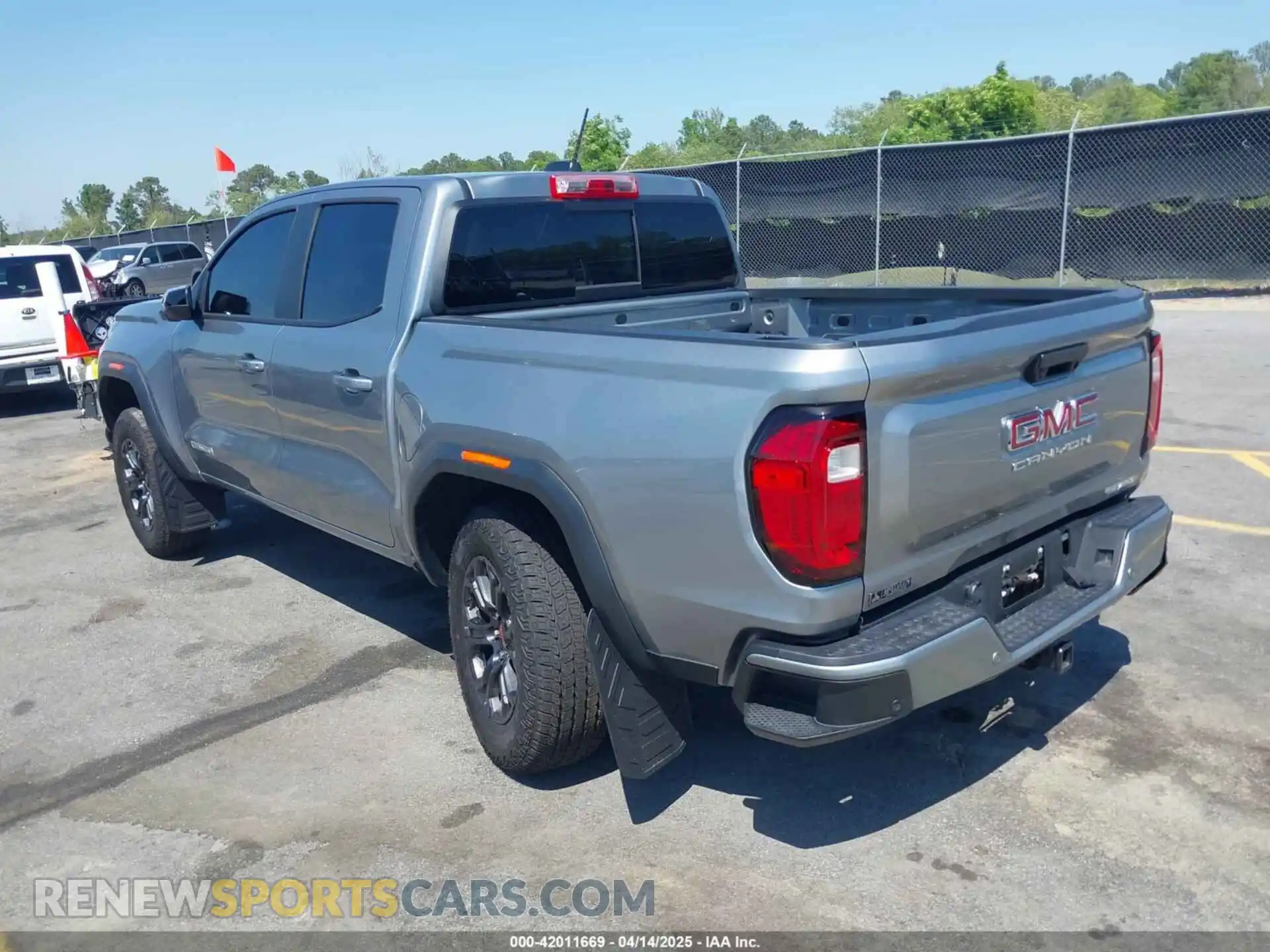 3 Photograph of a damaged car 1GTP5BEK7R1318677 GMC CANYON 2024