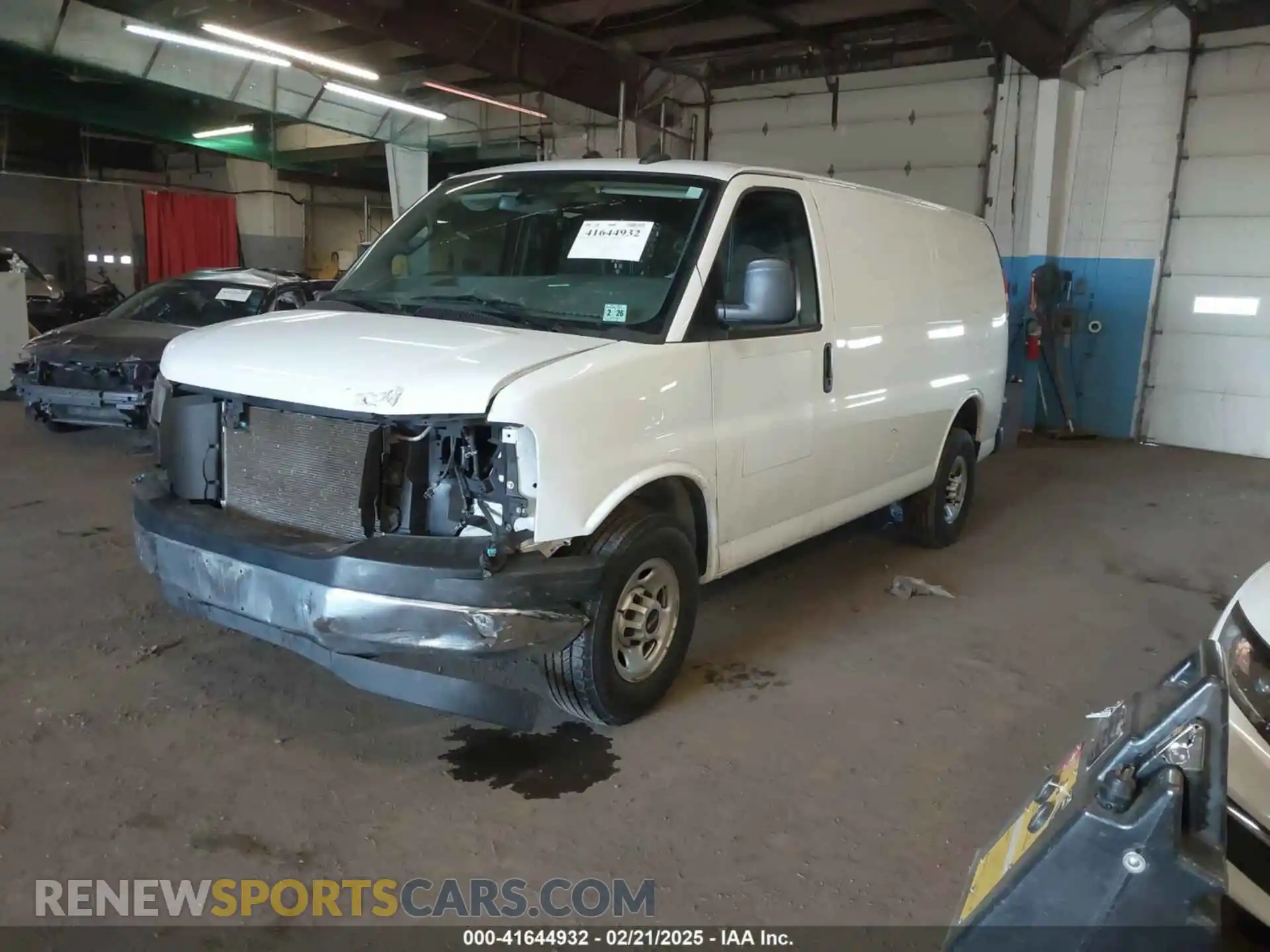 2 fotografías del automóvil dañado 1GTW7AFP2M1189251 GMC SAVANA CARGO 2021