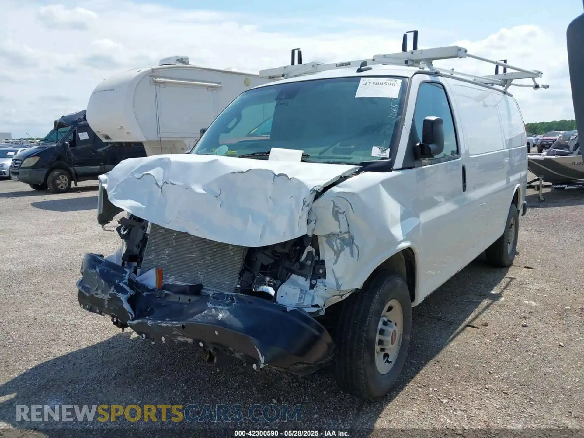 2 fotografías del automóvil dañado 1GTW7AFP9P1152928 GMC SAVANA CARGO 2023