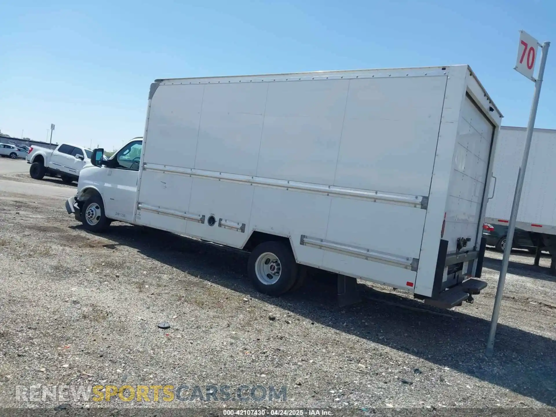 3 Photograph of a damaged car 7GZ37TCGXKN005699 GMC SAVANA CUTAWAY 2019