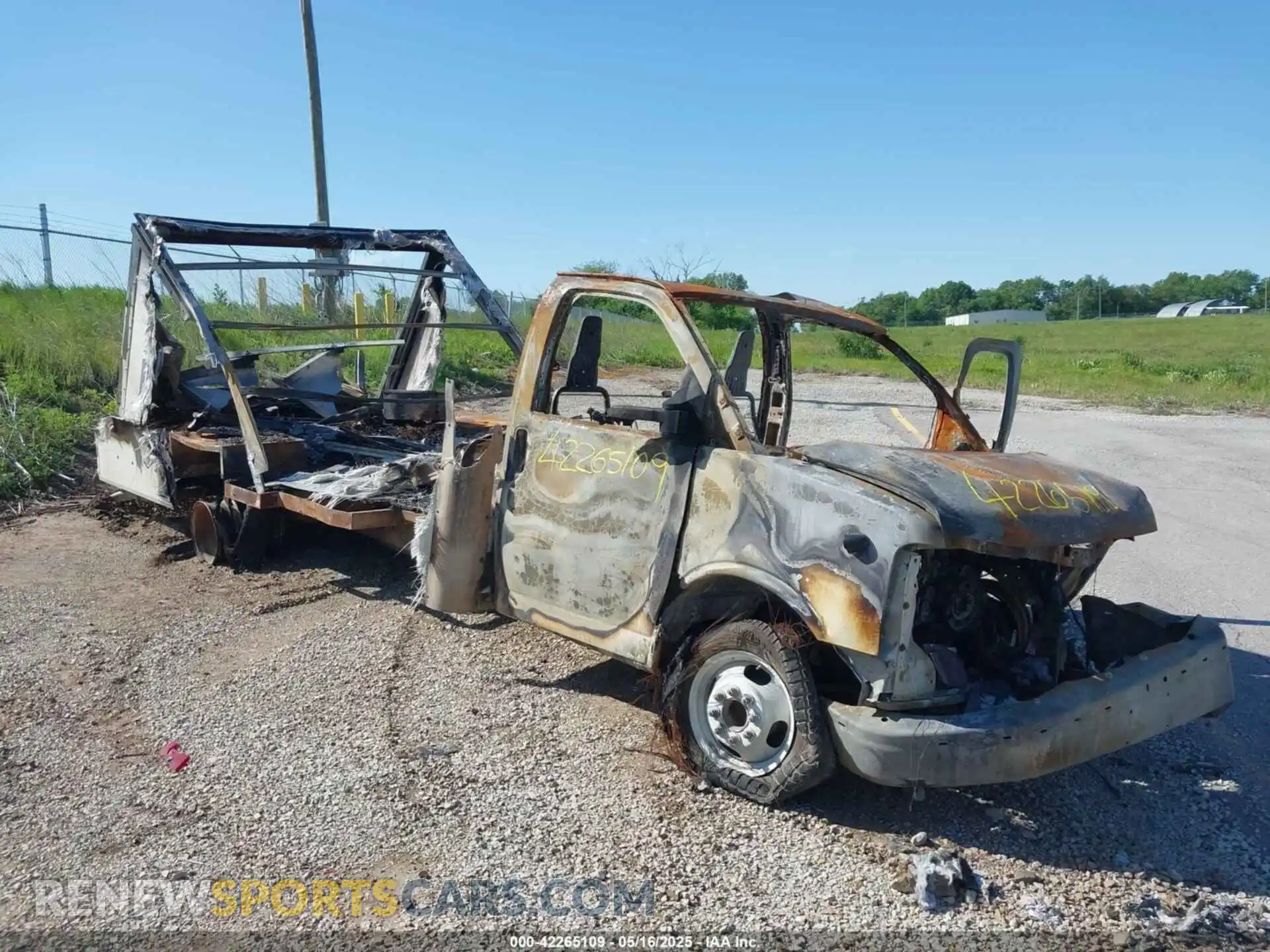 1 Photograph of a damaged car 7GZ37TC78MN000097 GMC SAVANA CUTAWAY 2021
