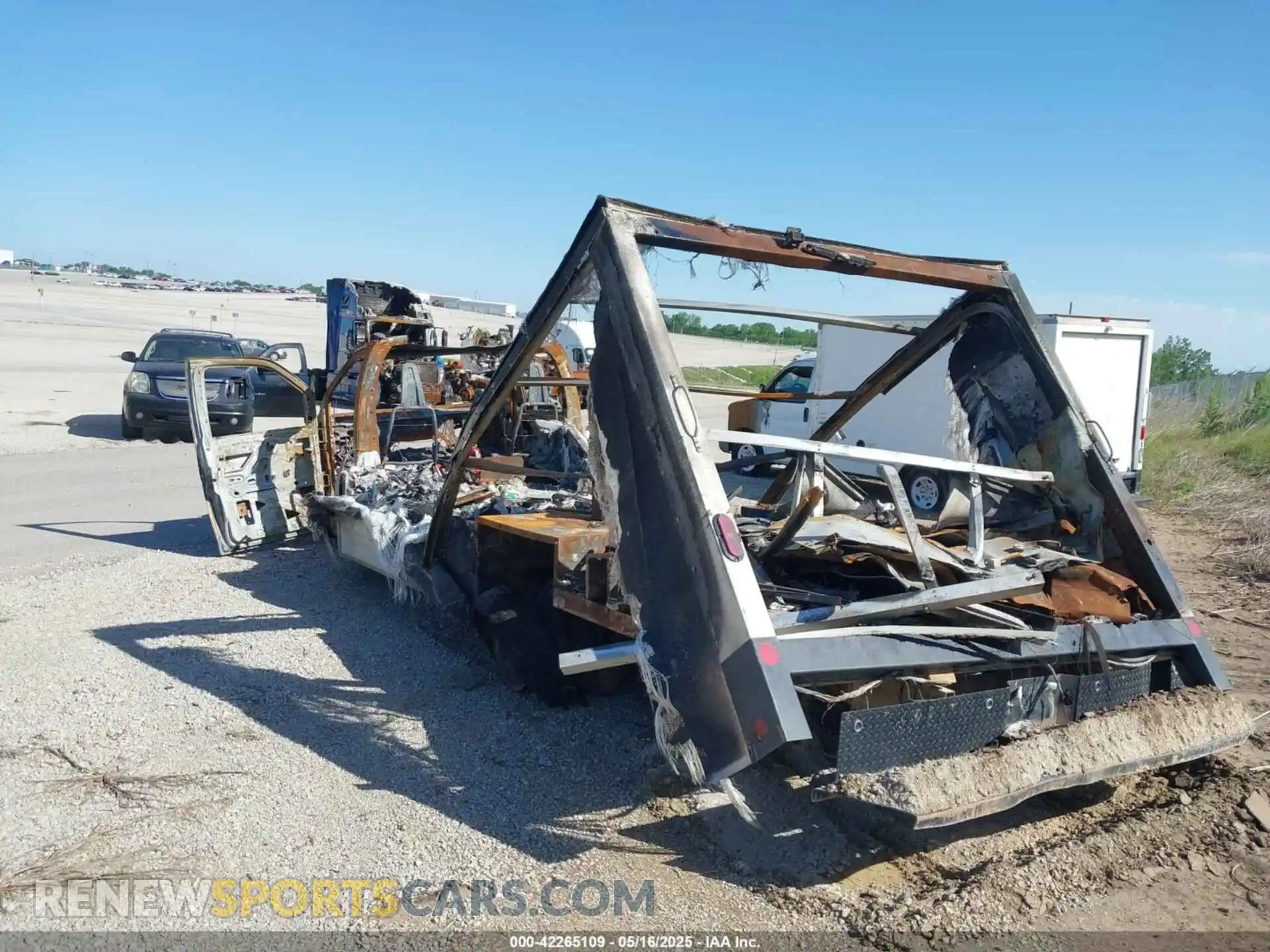 3 Photograph of a damaged car 7GZ37TC78MN000097 GMC SAVANA CUTAWAY 2021
