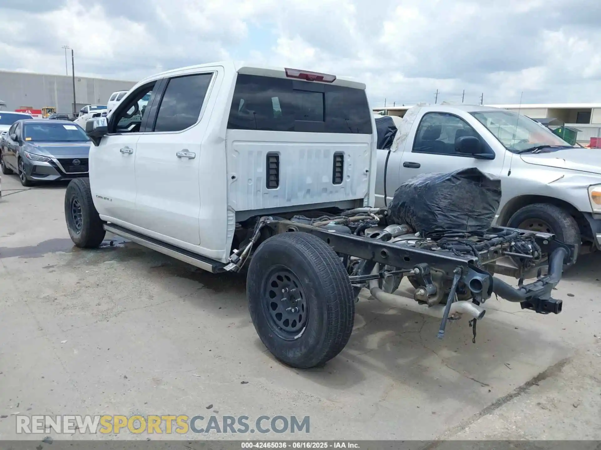 3 Фотография поврежденного автомобиля 3GTUUGED1RG124362 GMC SIERRA 1500 2024