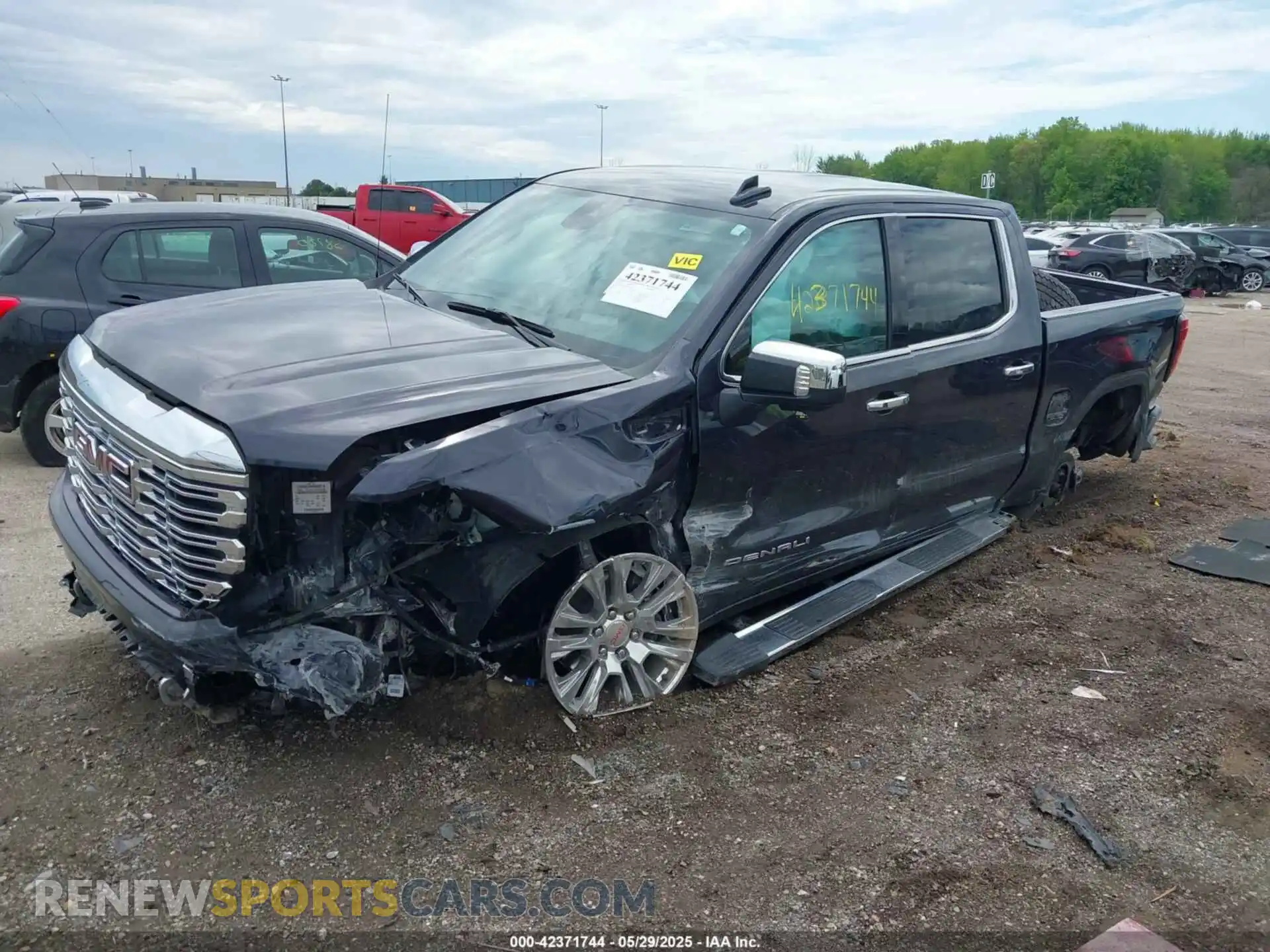 2 fotografías del automóvil dañado 3GTUUGED4RG312017 GMC SIERRA 1500 2024