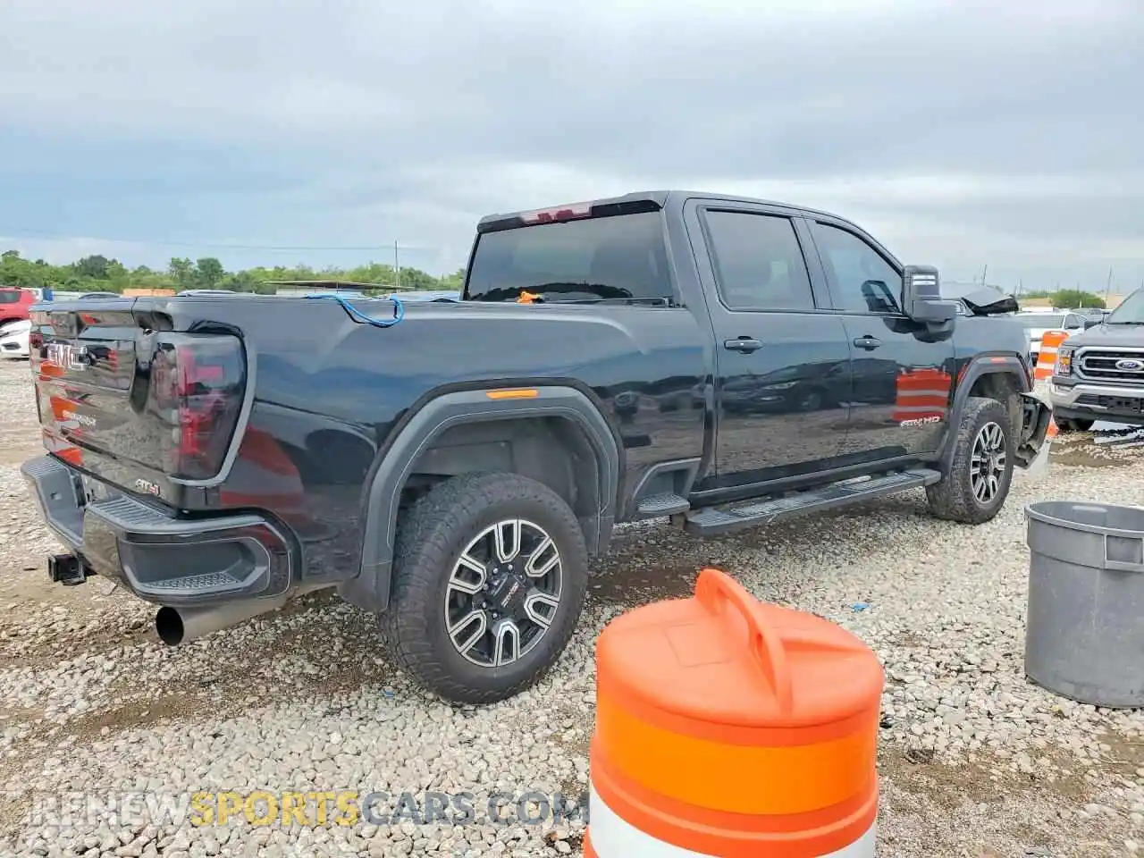 3 Photograph of a damaged car 1GT49PEY3MF312251 GMC SIERRA 2021