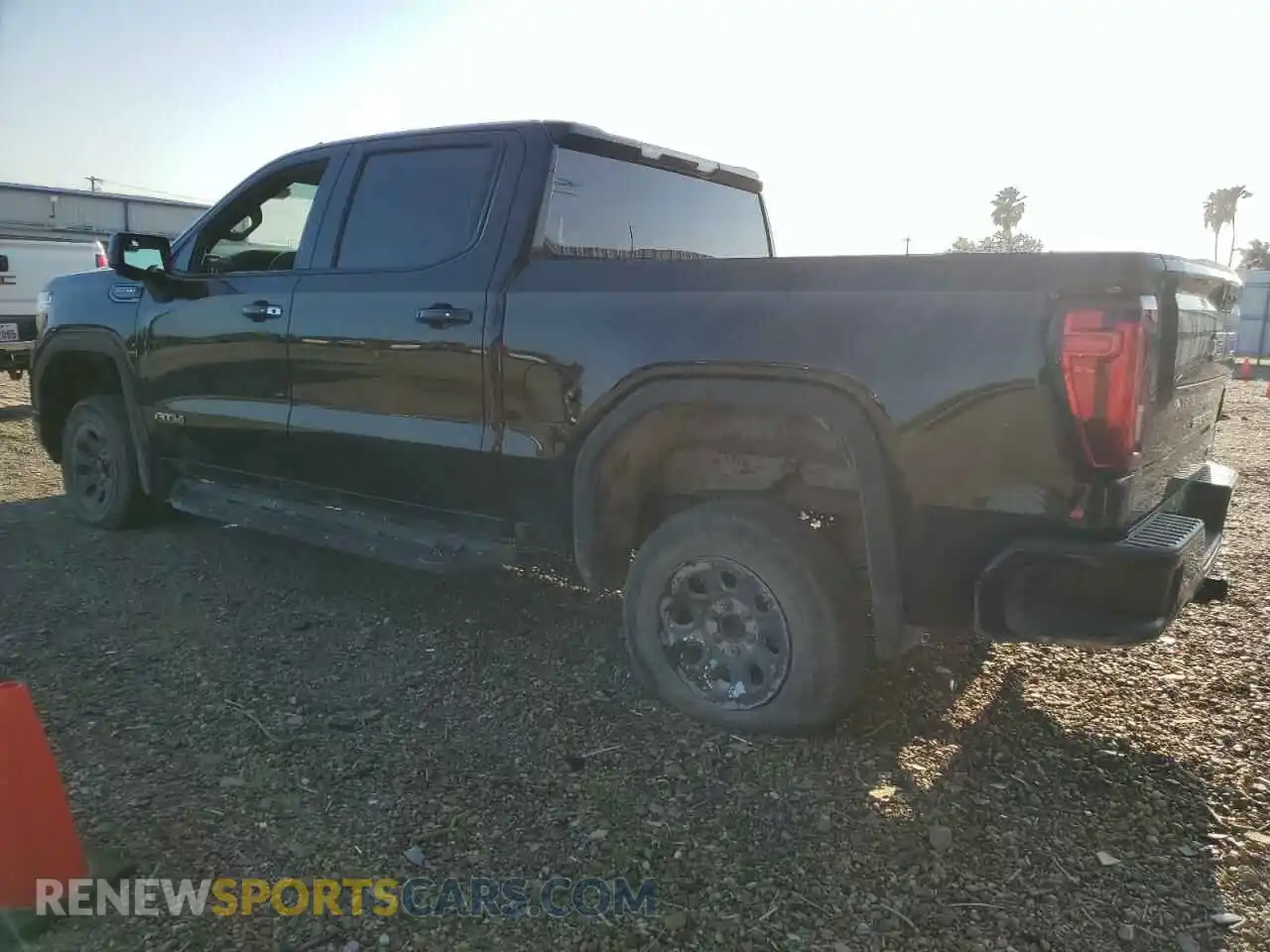 2 fotografías del automóvil dañado 3GTP9EEDXMG414319 GMC SIERRA 2021