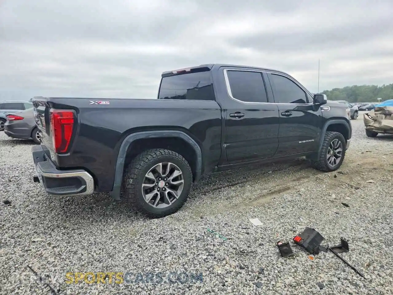 3 Photograph of a damaged car 3GTU9BET5MG273152 GMC SIERRA 2021