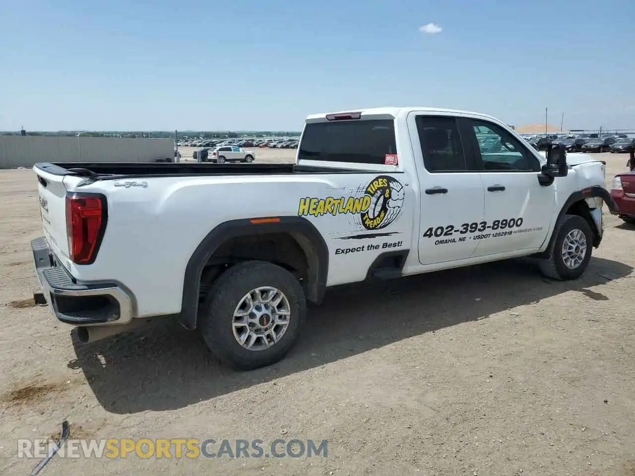3 Фотография поврежденного автомобиля 1GT29LEY2NF192895 GMC SIERRA 2022