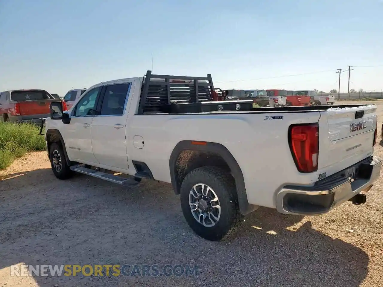 2 fotografías del automóvil dañado 1GT49ME70NF160663 GMC SIERRA 2022