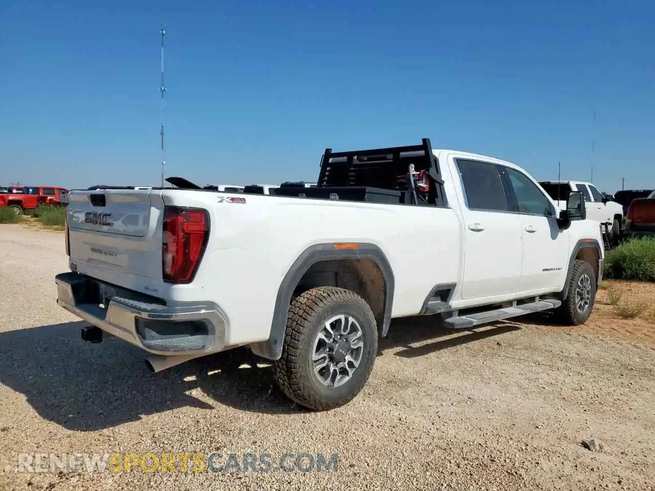 3 fotografías del automóvil dañado 1GT49ME70NF160663 GMC SIERRA 2022