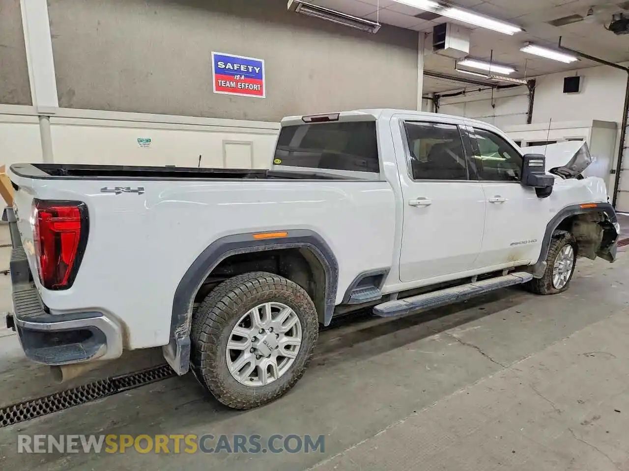 3 Photograph of a damaged car 1GT49MEY4NF331634 GMC SIERRA 2022
