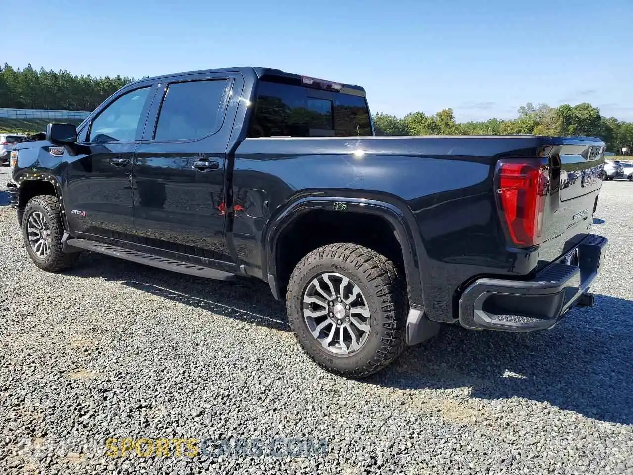 2 fotografías del automóvil dañado 3GTP9EEL5NG109075 GMC SIERRA 2022