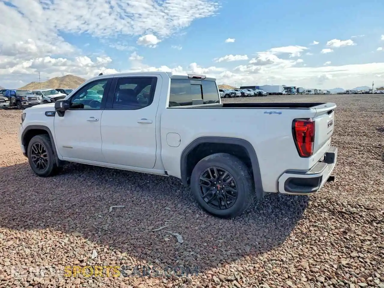2 fotografías del automóvil dañado 1GTUUCE82PZ134567 GMC SIERRA 2023