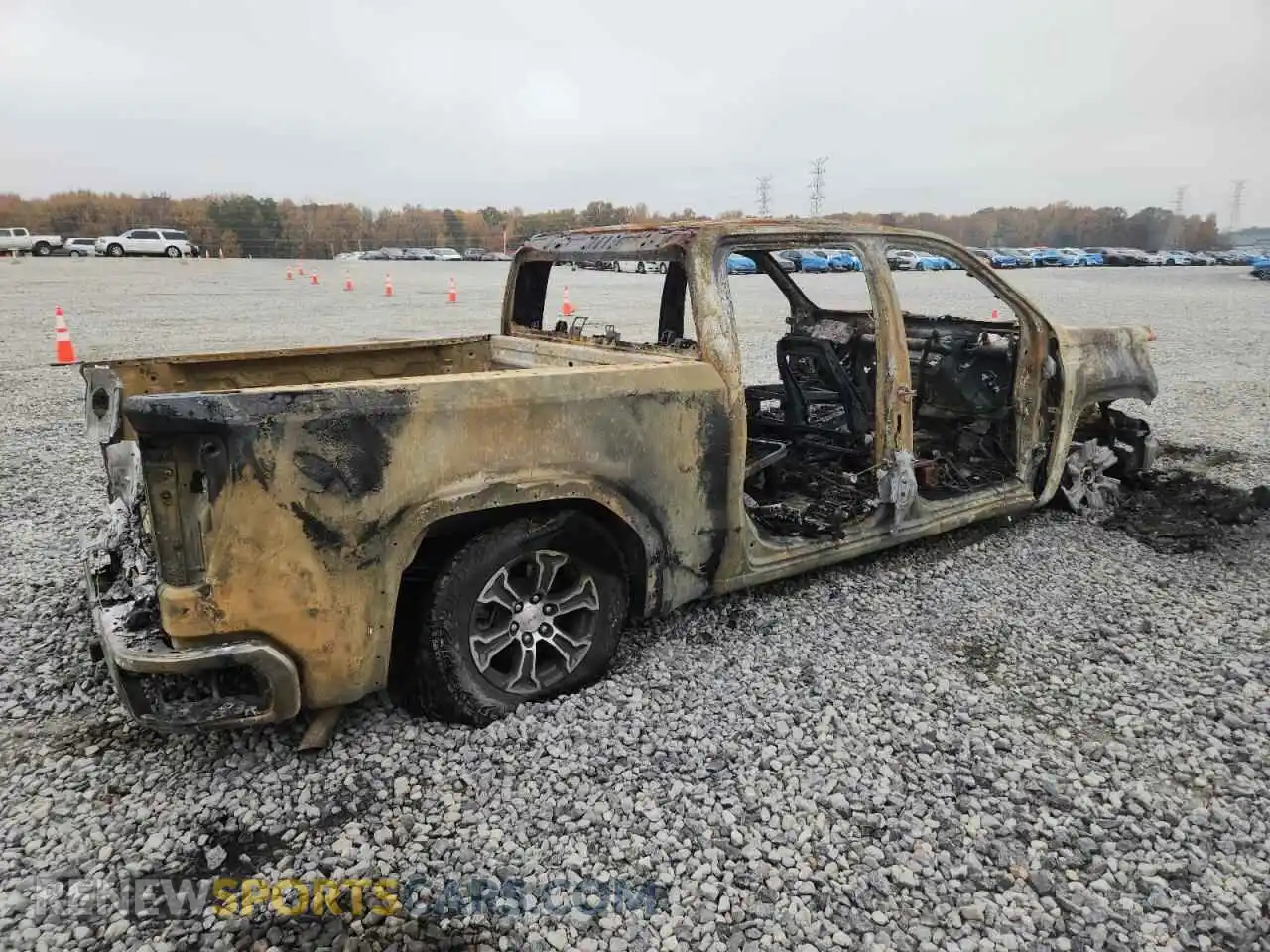 3 Фотография поврежденного автомобиля 1GTUUAED8RZ336642 GMC SIERRA 2024