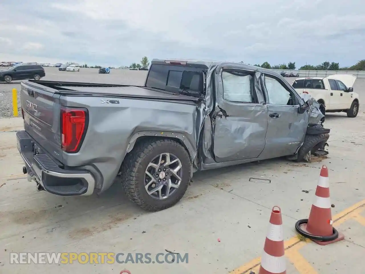 3 Photograph of a damaged car 3GTUUDED3RG317157 GMC SIERRA 2024
