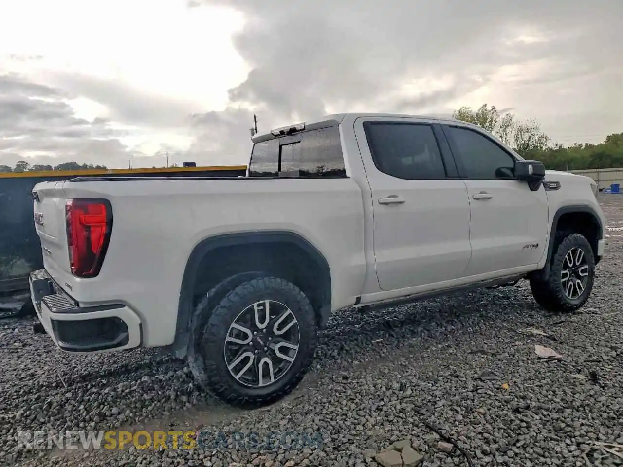 3 Фотография поврежденного автомобиля 3GTUUEE88RG223414 GMC SIERRA 2024