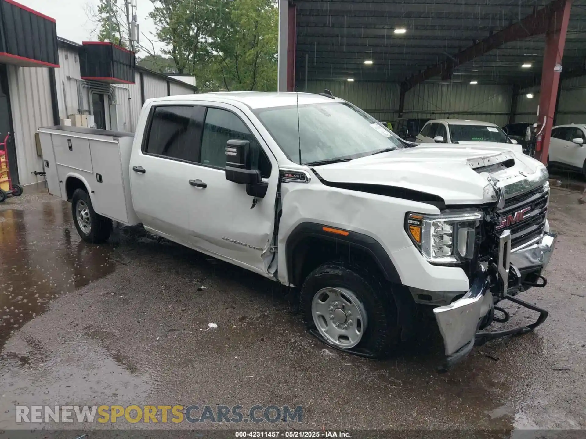 1 Photograph of a damaged car 1GD19LE74MF104393 GMC SIERRA 2500HD 2021
