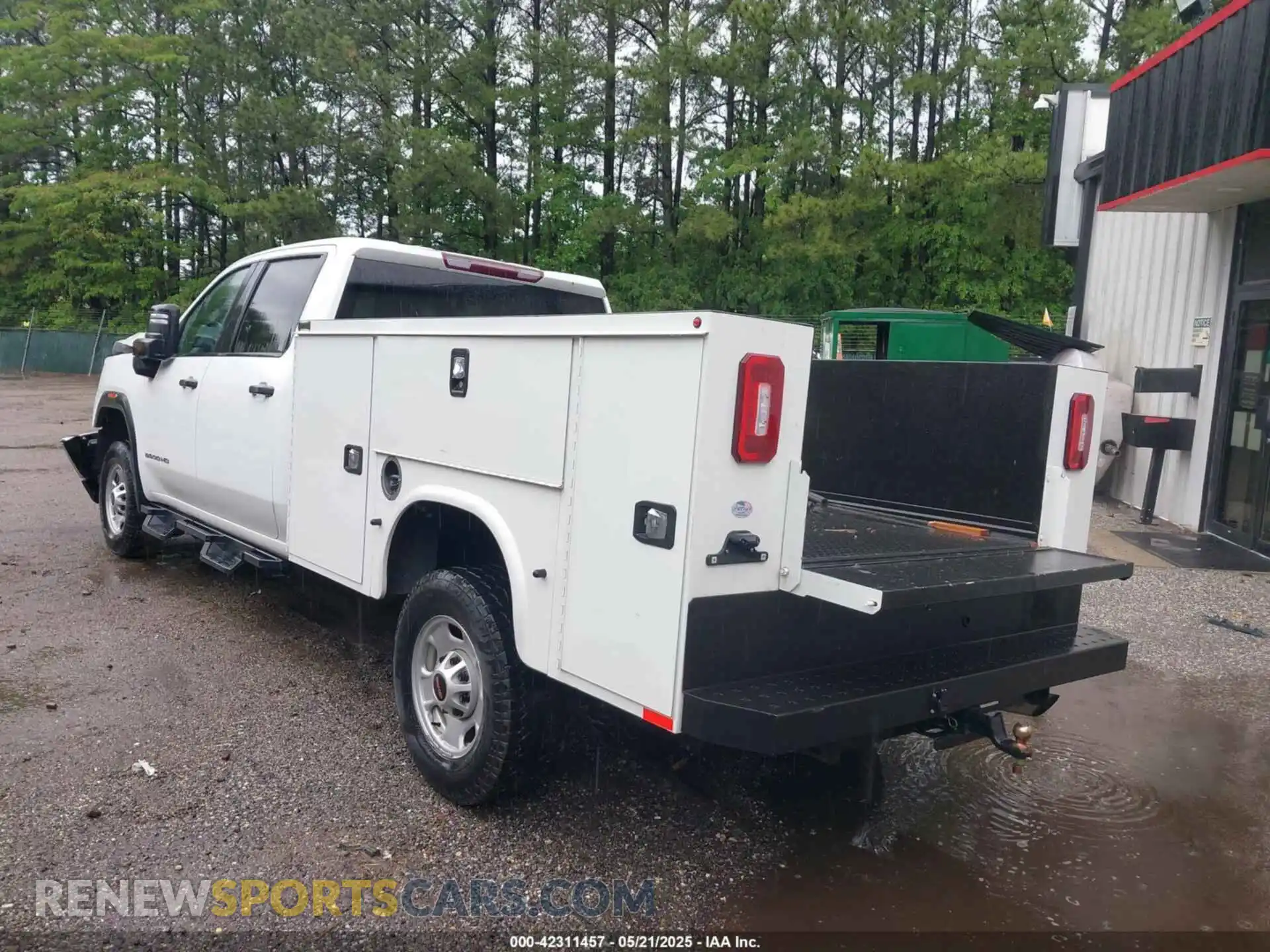3 Photograph of a damaged car 1GD19LE74MF104393 GMC SIERRA 2500HD 2021