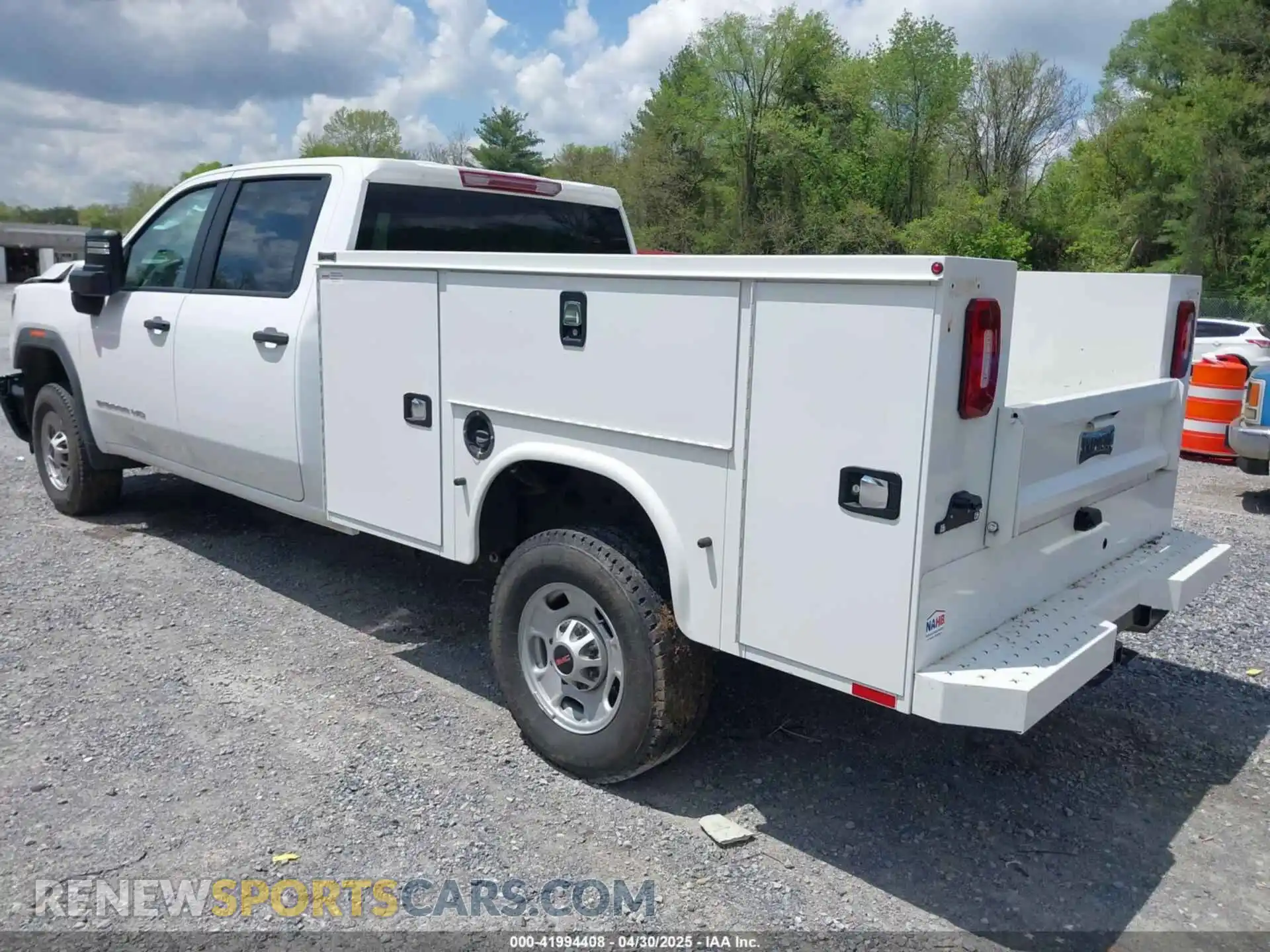 3 Photograph of a damaged car 1GD19LE71RF377220 GMC SIERRA 2500HD 2024