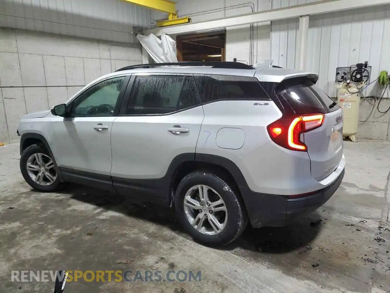 2 Photograph of a damaged car 3GKALMEV1NL263846 GMC TERRAIN 2022