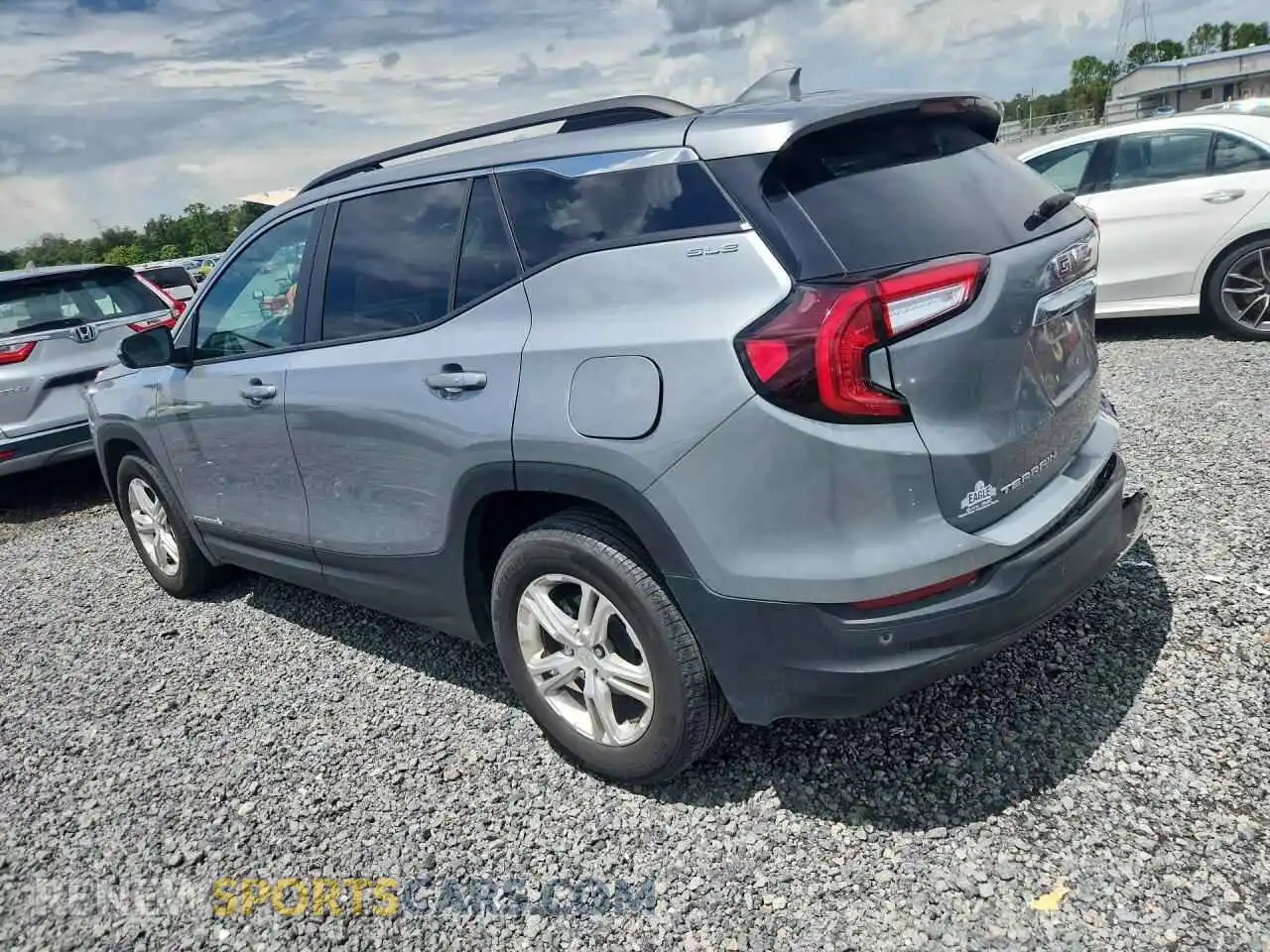 2 fotografías del automóvil dañado 3GKALMEG2RL302211 GMC TERRAIN 2024