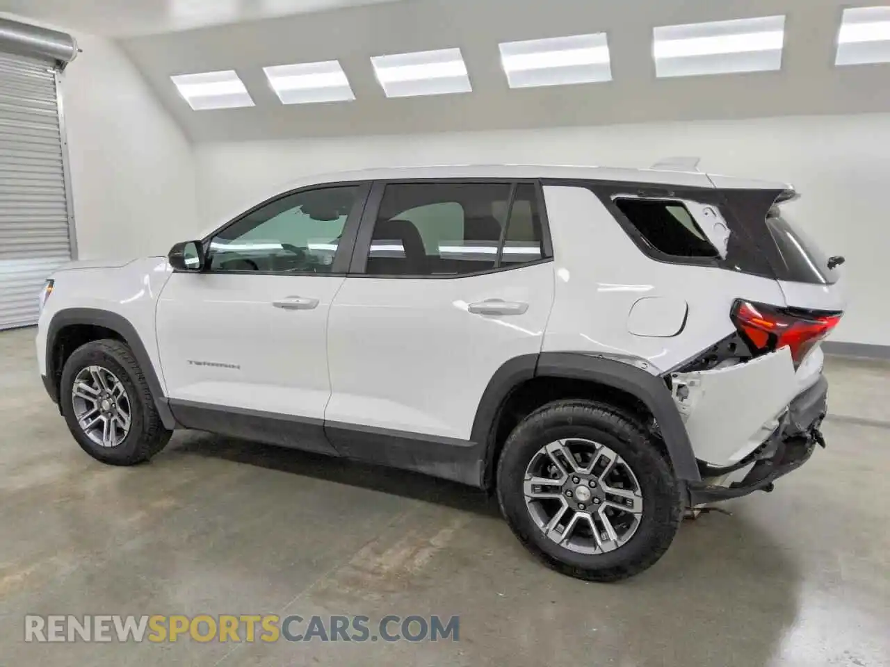 2 fotografías del automóvil dañado 3GKALMEG5TL275643 GMC TERRAIN 2026