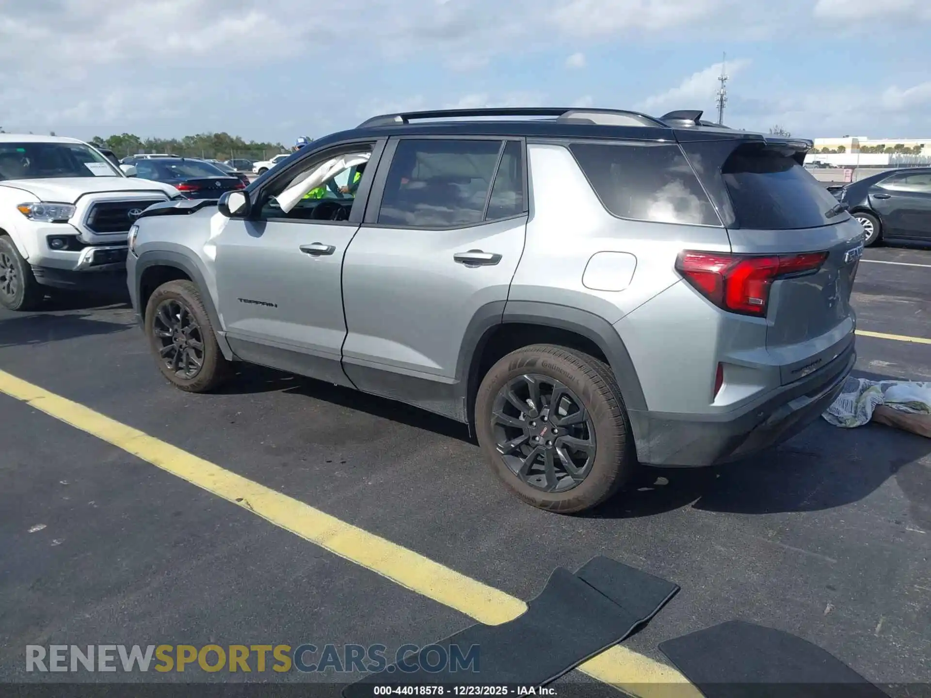 3 Photograph of a damaged car 3GKALMEG8TL268069 GMC TERRAIN 2026