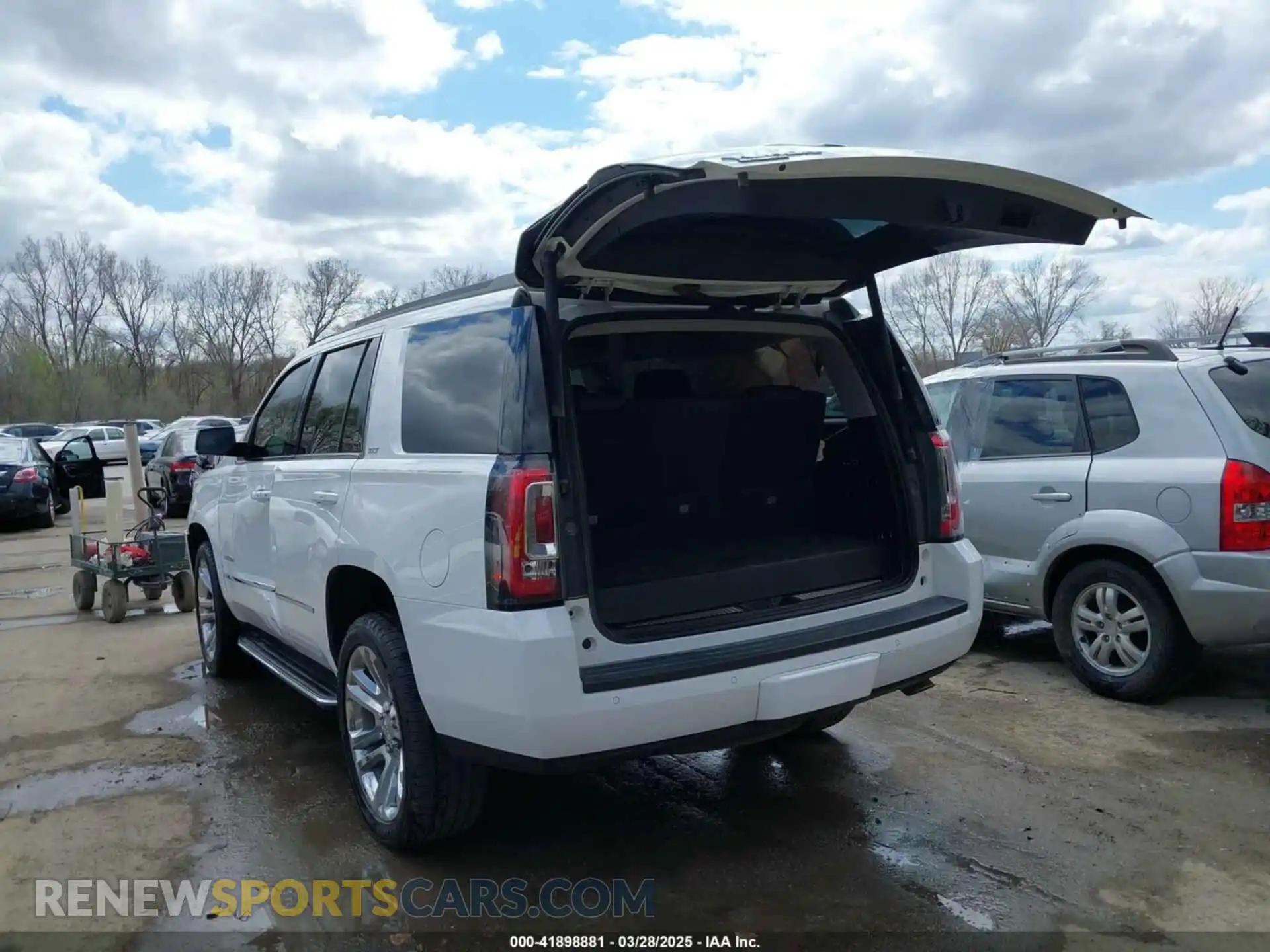 3 Photograph of a damaged car 1GKS2BKC7LR289730 GMC YUKON 2020
