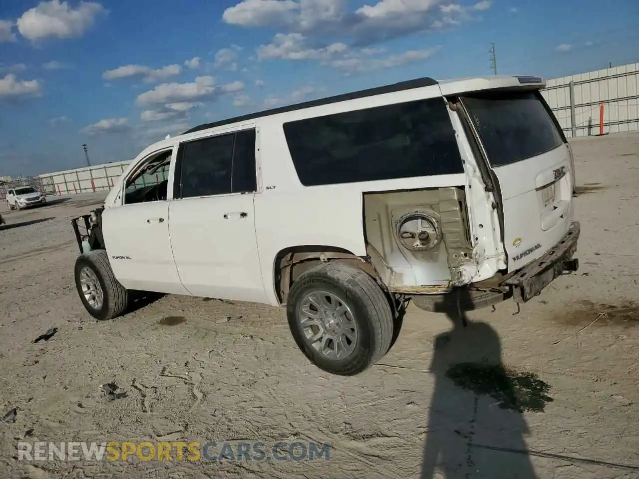 2 Photograph of a damaged car 1GKS2GKC9LR298586 GMC YUKON 2020