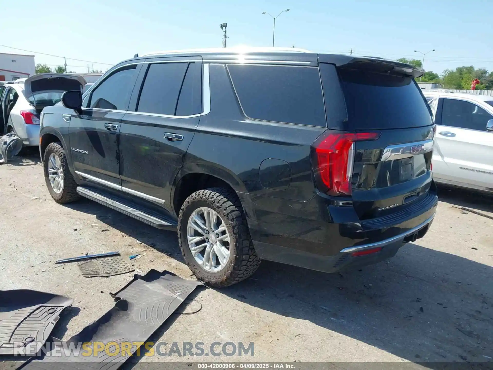 3 Photograph of a damaged car 1GKS1BKD2MR247110 GMC YUKON 2021