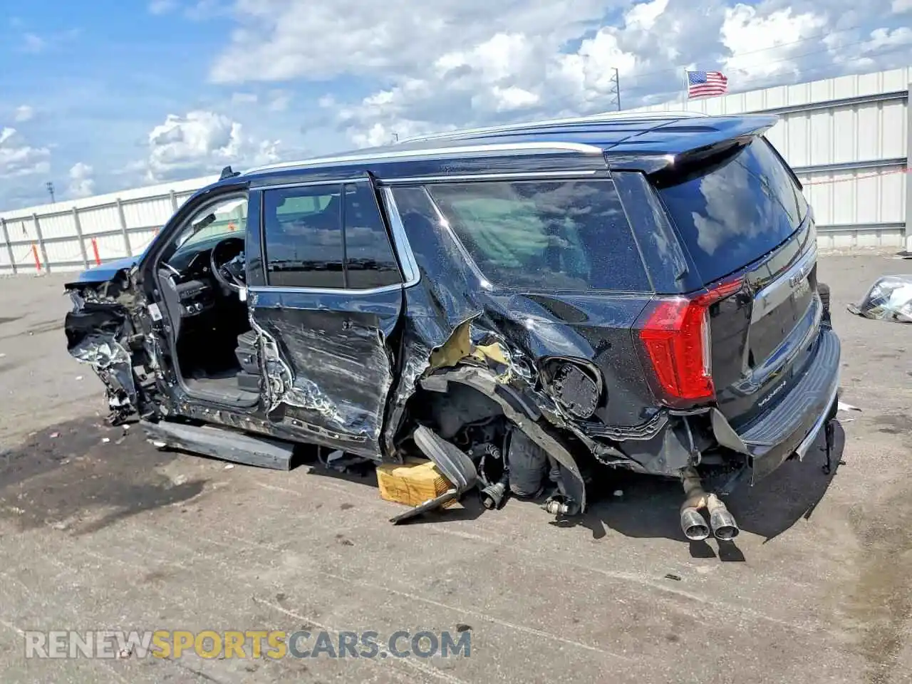 2 Photograph of a damaged car 1GKS1DKL6MR318392 GMC YUKON 2021