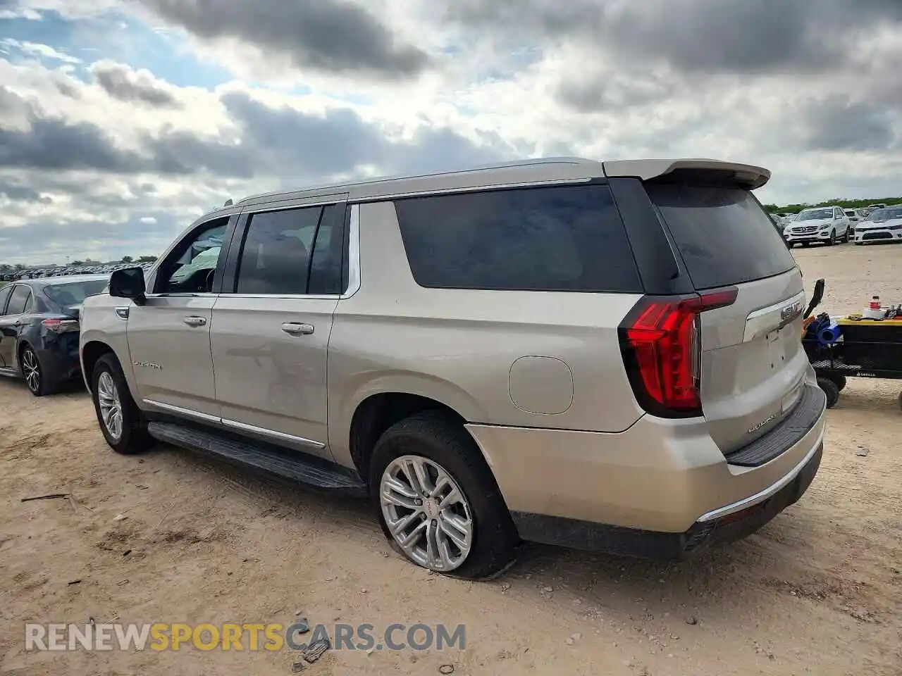 2 fotografías del automóvil dañado 1GKS1GKD4MR452859 GMC YUKON 2021