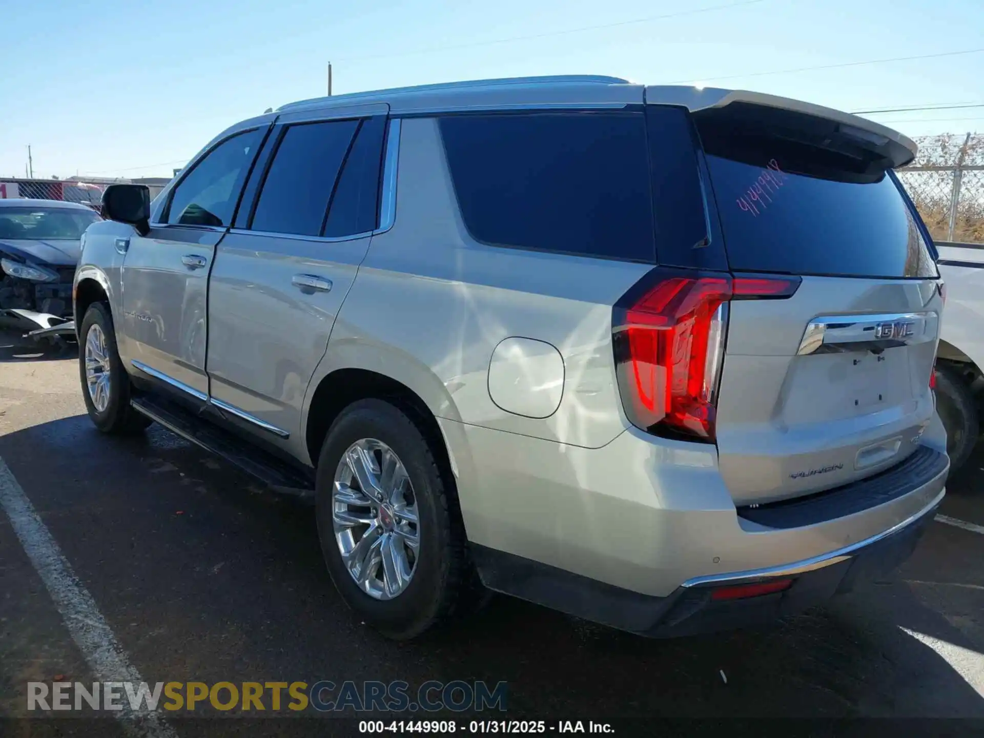 3 Photograph of a damaged car 1GKS2BKD5MR424083 GMC YUKON 2021