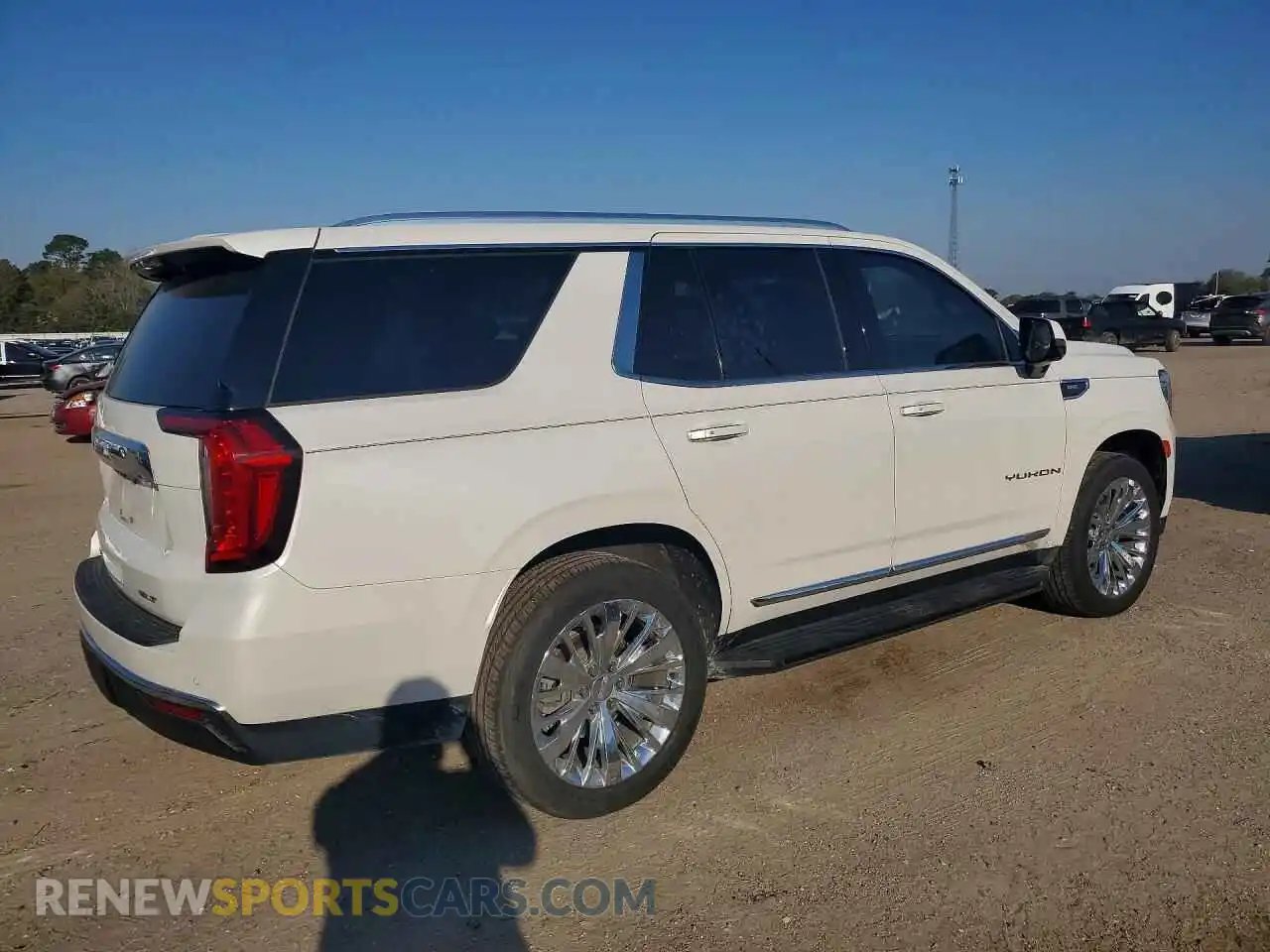 3 Photograph of a damaged car 1GKS2BKD7MR471020 GMC YUKON 2021