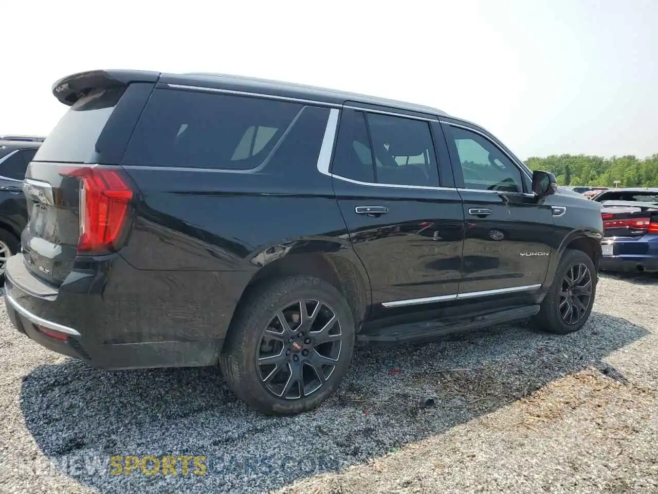3 Photograph of a damaged car 1GKS2BKD9MR147535 GMC YUKON 2021
