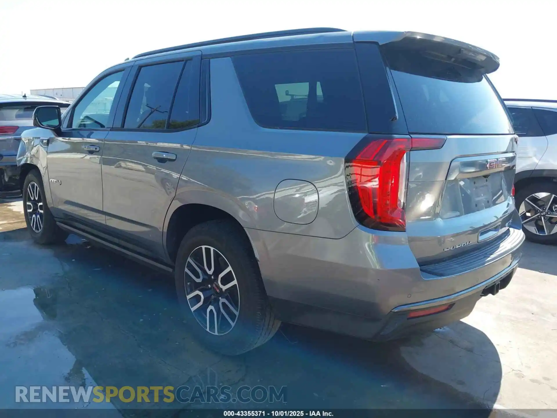 3 Photograph of a damaged car 1GKS2CKD2MR315392 GMC YUKON 2021
