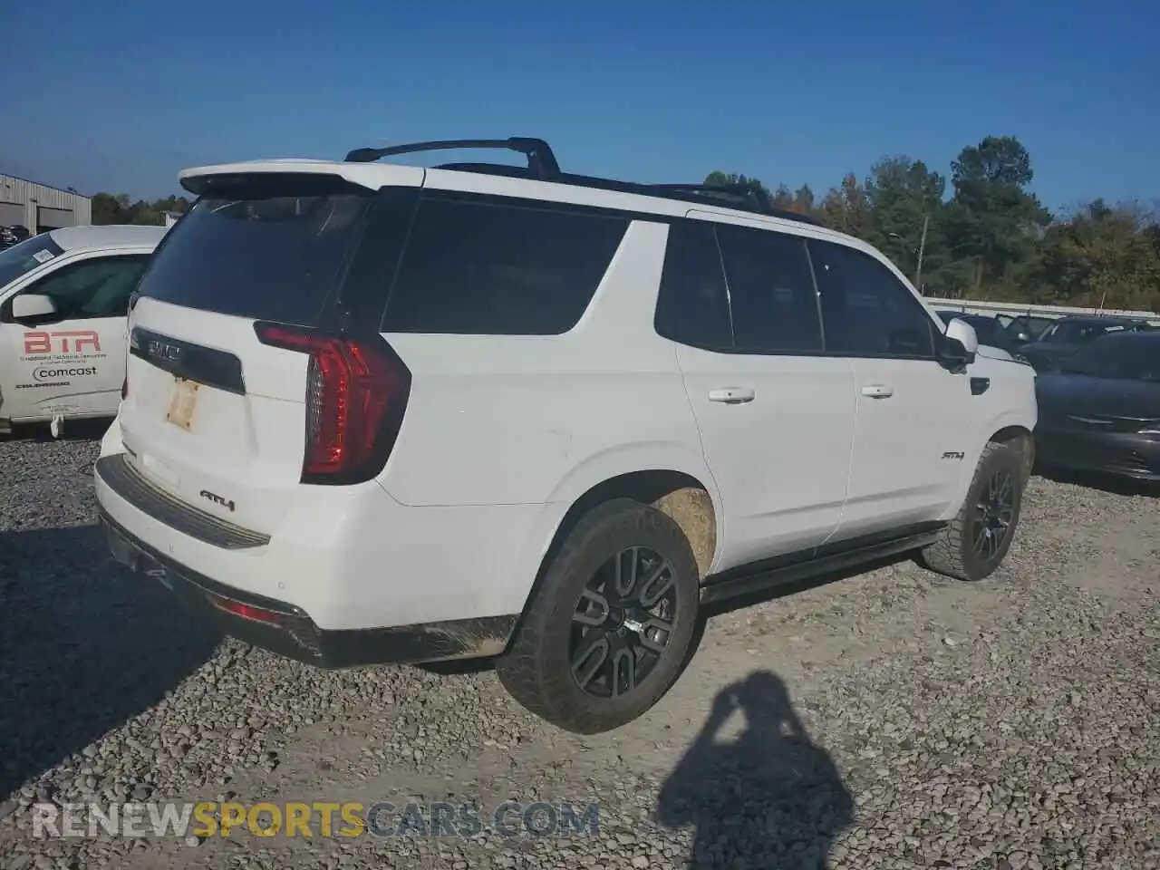 3 Photograph of a damaged car 1GKS2CKD9MR316331 GMC YUKON 2021