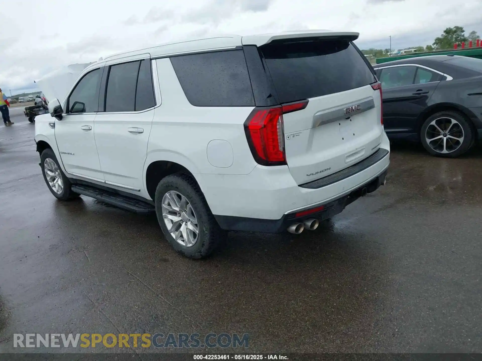 3 Photograph of a damaged car 1GKS2DKL1MR473977 GMC YUKON 2021